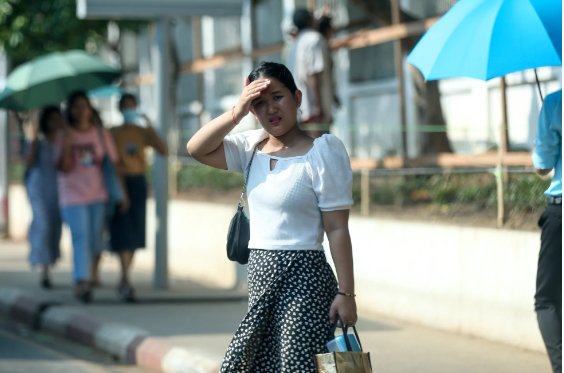 Một người phụ nữ che nắng trong một ngày nắng nóng ở Yangon tháng trước. Nhiệt độ ở Myanmar tăng lên khoảng 45 độ C vào tháng Tư. Ảnh: Tân Hoa xã
