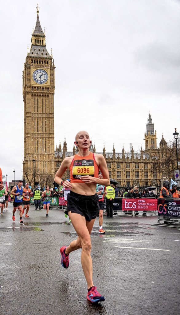 Lindsay Walter quyết định đăng tải tấm ảnh mình cán đích tại sự kiện Marathon London được tổ chức cuối tháng 4/2023 