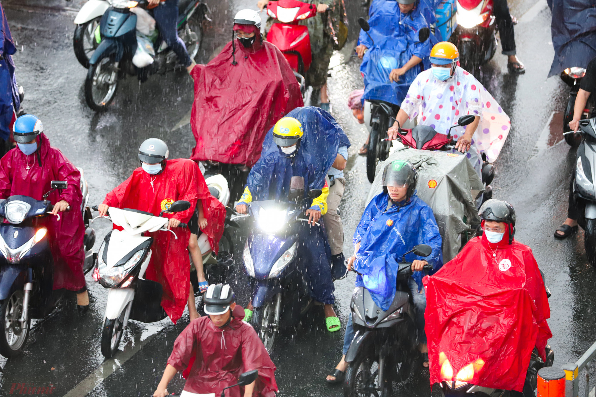 Dòng người di chuyển trong cơn mưa lớn trên đường Thành Thái, quận 10.