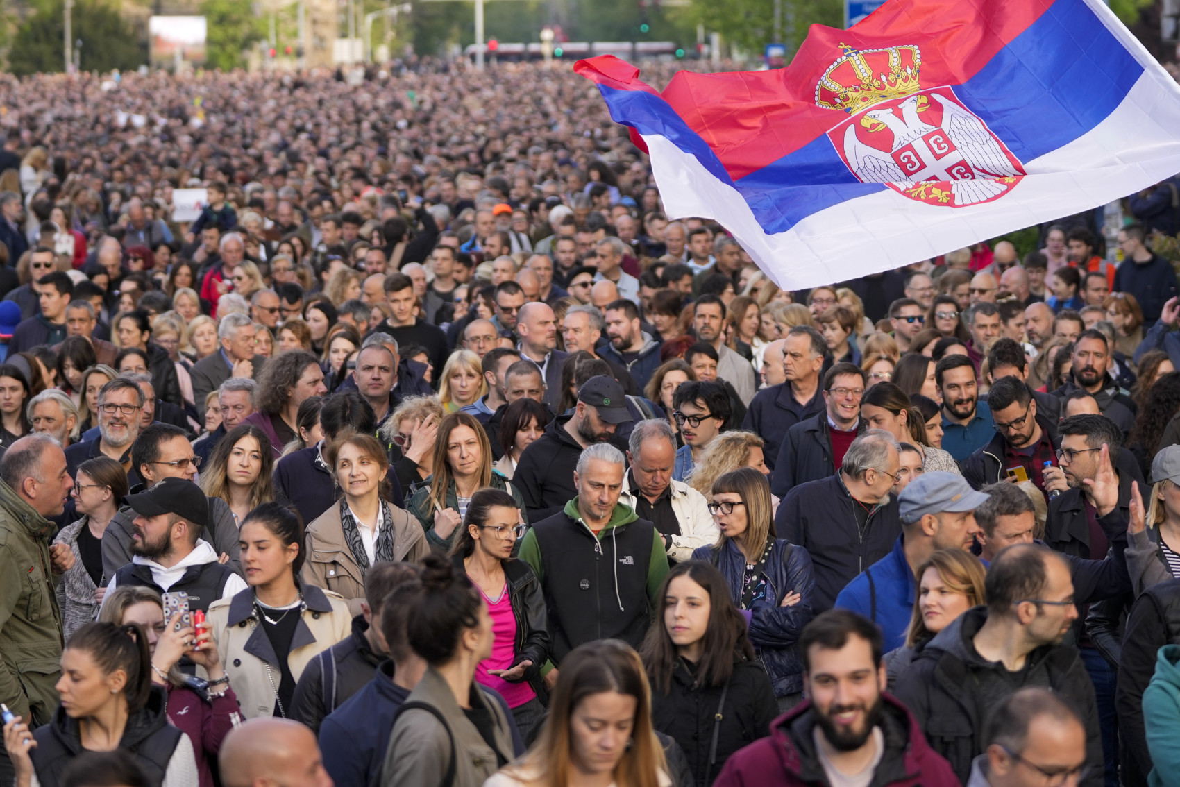 Người dân tuần hành trên nhiều tuyến đường ở Serbia.