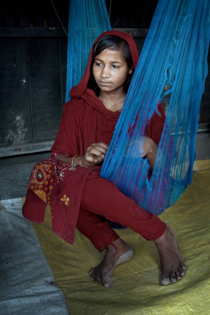 Sakila Akhtar, cô bé phải làm vợ ở tuổi 12, đã chấp nhận bị cướp đi thời thơ ấu để giúp gia đình thoát nghèo, khi sinh kế của người dân vùng duyên hải Bangladesh ngày càng bị đe dọa bởi hiện tượng nước biển dâng và xâm nhập mặn – Ảnh: NBC
