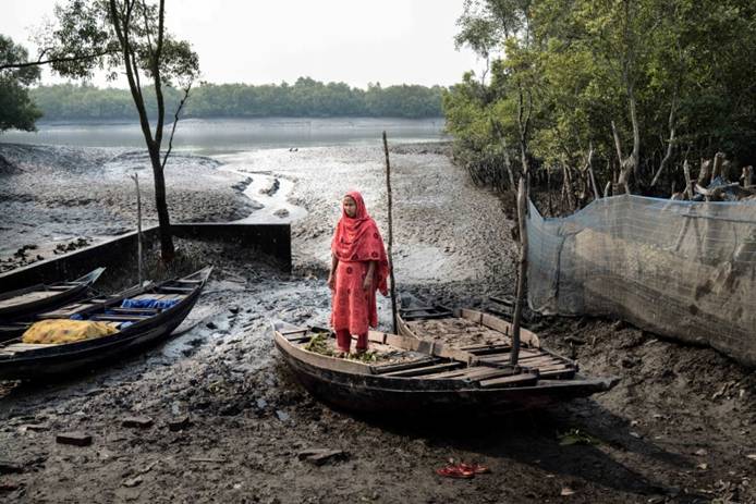 Asma Akhter là một trong hàng nghìn trường hợp phụ nữ Bangladesh phải mưu sinh dựa vào sông ngòi nhiễm mặn, nguồn nước mang lại thủy sản và sinh kế cho gia đình cô, nhưng cũng tàn phá cuộc sống và cơ thể của cô – Ảnh: NBC
