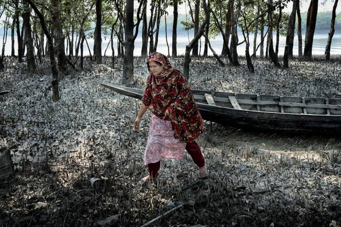Lipi Khanom, 28 tuổi, sống ở Kolibari, một ngôi làng gần Sundarbans. Cô cho biết, trong 2 năm qua, bản thân đã phải chịu đựng tình trạng kinh nguyệt không đều và đau bụng dưới – Ảnh: NBC