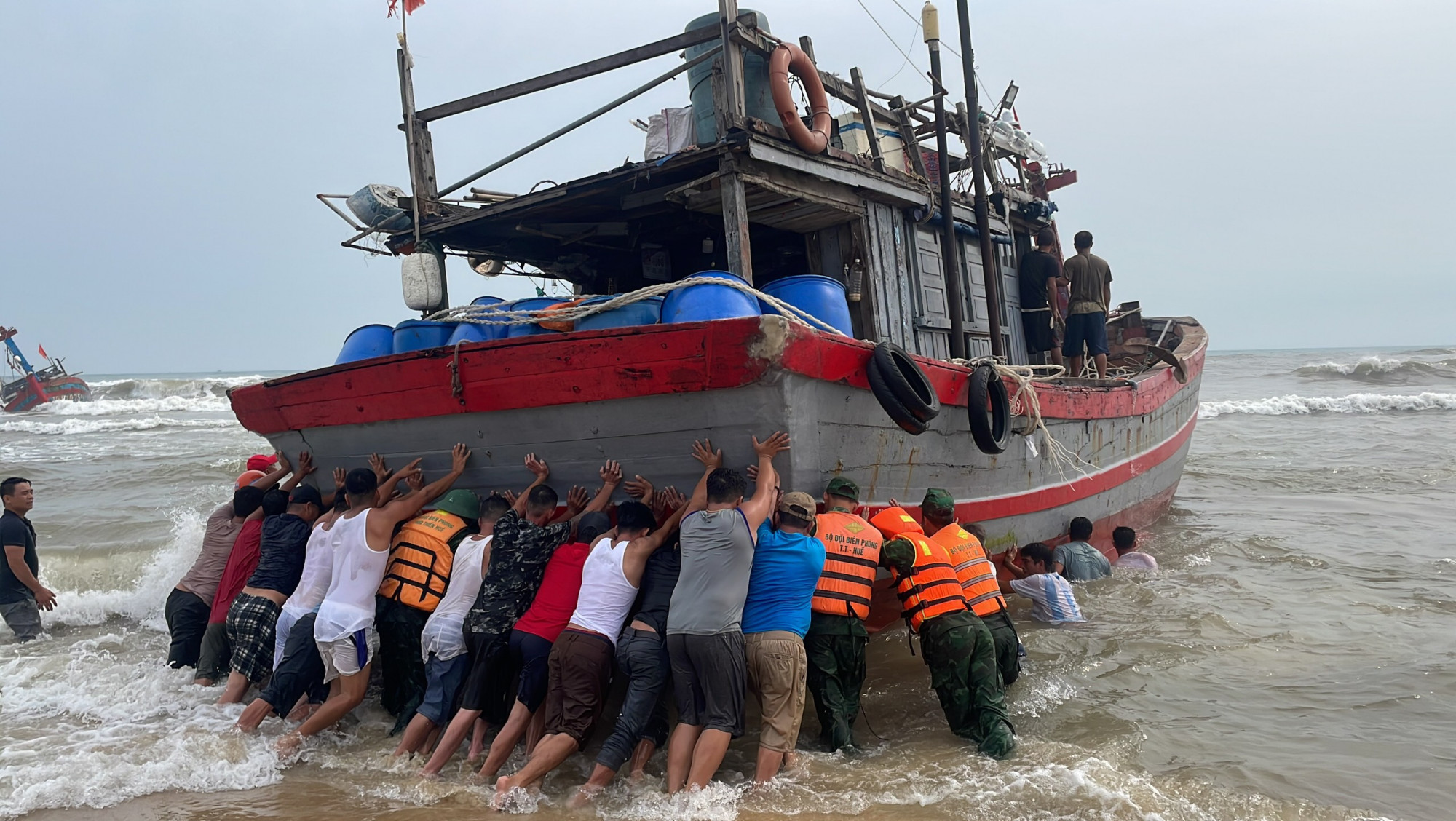 Nỗ lực lai dắt tàu cá của ông Phan Văn Liền làm thuyền trưởng đã đã được lai dắt an toàn vào bờ