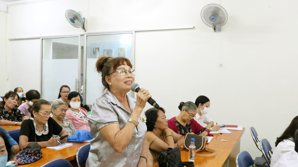 Bà Mai Thị Kim Dung - thành viên tổ tư vấn cộng đồng Chi hội 1, phường 27 - góp ý kiến để nâng chất hoạt động của tổ tư vấn  cộng đồng