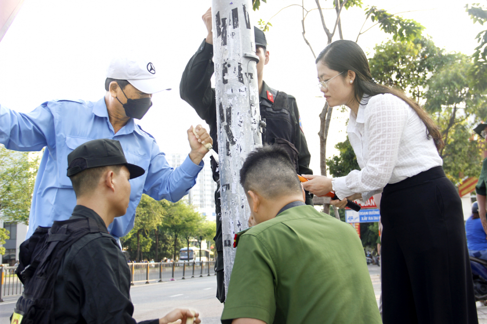Quận Bình Tân huy động 300 người tham gia bóc gỡ quảng cáo tín dụng đen và vẽ bậy trên địa bàn 10 phường - ẢNH: SƠN VINH