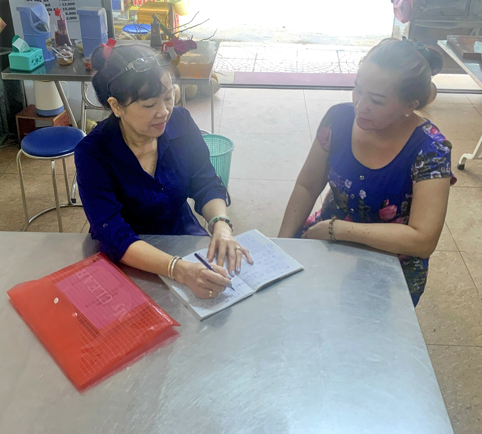 Bà Nguyễn Thị Ngọc Nhung (bìa trái) - thành viên tổ tư vấn cộng đồng khu phố 2, phường 11 - đến nhà tư vấn cho 1 trường hợp trên địa bàn