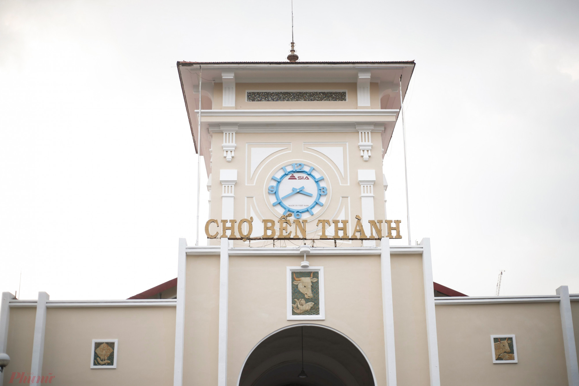 Mặt chính của chợ với tháp đồng hồ đã tồn tại hơn 100 năm qua, là một trong những biểu tượng mang đậm dấu ấn lịch sử của thành phố cùng với Nhà thờ Đức Bà, Bưu điện thành phố...