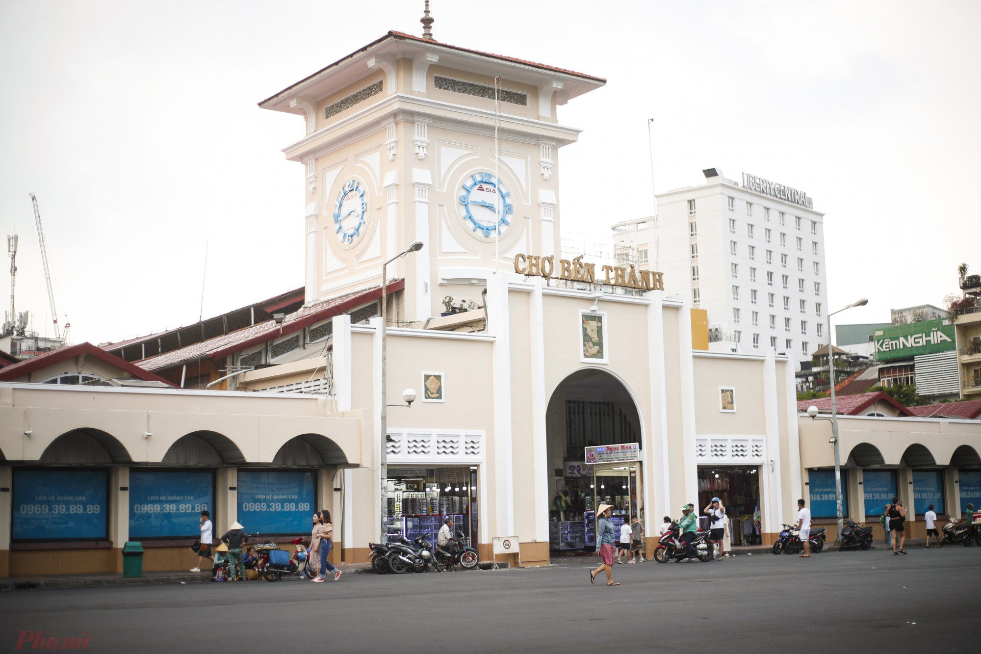 Chợ Bến Thành nằm ngay vị trí trung tâm của TP HCM, có 4 mặt tiền với 4 cửa chính: cửa Nam hướng thẳng ra Công trường Quách Thị Trang, cửa Đông ở đường Phan Bội Châu, cửa bắc trên đường Lê Thánh Tôn, cửa Tây hướng ra đường Phan Chu Trinh. 