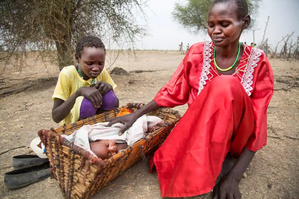 Một người mẹ cùng con gái và đứa trẻ sơ sinh suy dinh dưỡng ở Nam Sudan, một trong 81 quốc gia mà can thiệp chi phí thấp có thể cứu được nhiều mạng sống mới