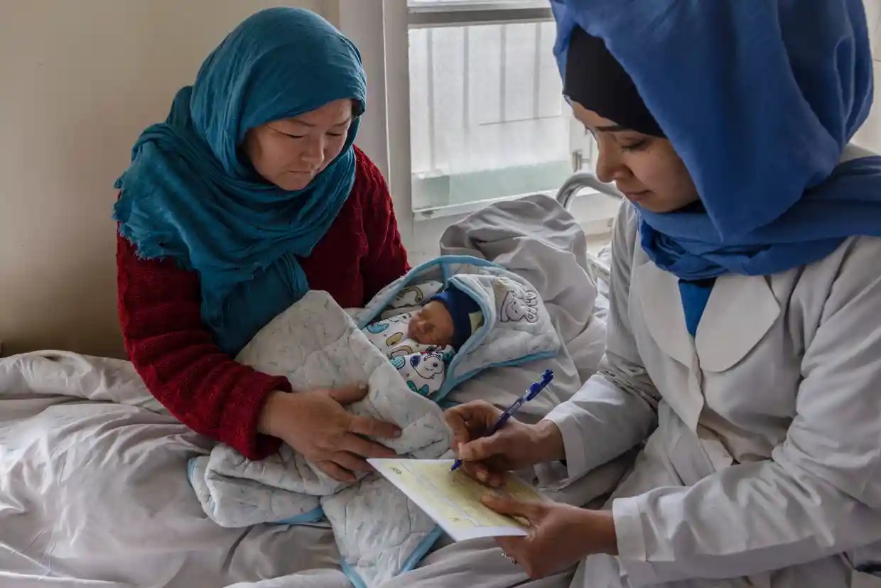 Một người mẹ ở Kabul, Afghanistan bế cậu con trai mới sinh của mình, sinh non khi mới 7 tháng
