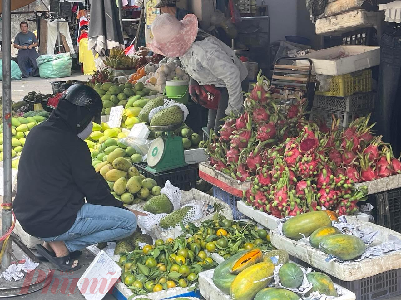 Nhiều loại trái cây vào mùa, giá đồng loạt giảm mạnh - Ảnh: Nguyễn Cẩm