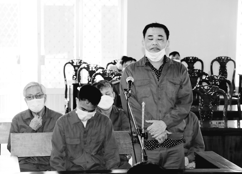 Trần Trí Mãnh (người đứng) và các đồng phạm tại phiên tòa ngày 9/5