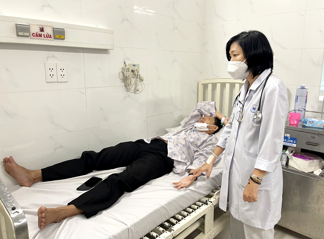 1 phụ huynh bị đột quỵ khi đang đưa đón con trong thời tiết nắng nóng được điều trị tại Bệnh viện Thống Nhất - ẢNH: THANH HUYỀN