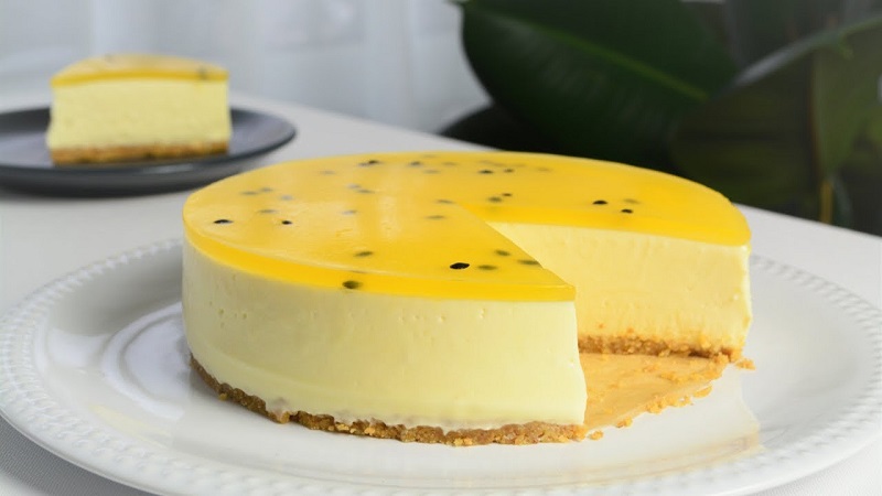 Bánh cheesecake chanh dây: Bánh cheesecake là sự kết hợp nhẹ nhàng giữa cốt bánh bông lan và beo béo của phô mai. Tuy nhiên bánh không ngọt gắt nhờ vị chua của chanh dây giúp độ ngọt của bánh dịu lại.