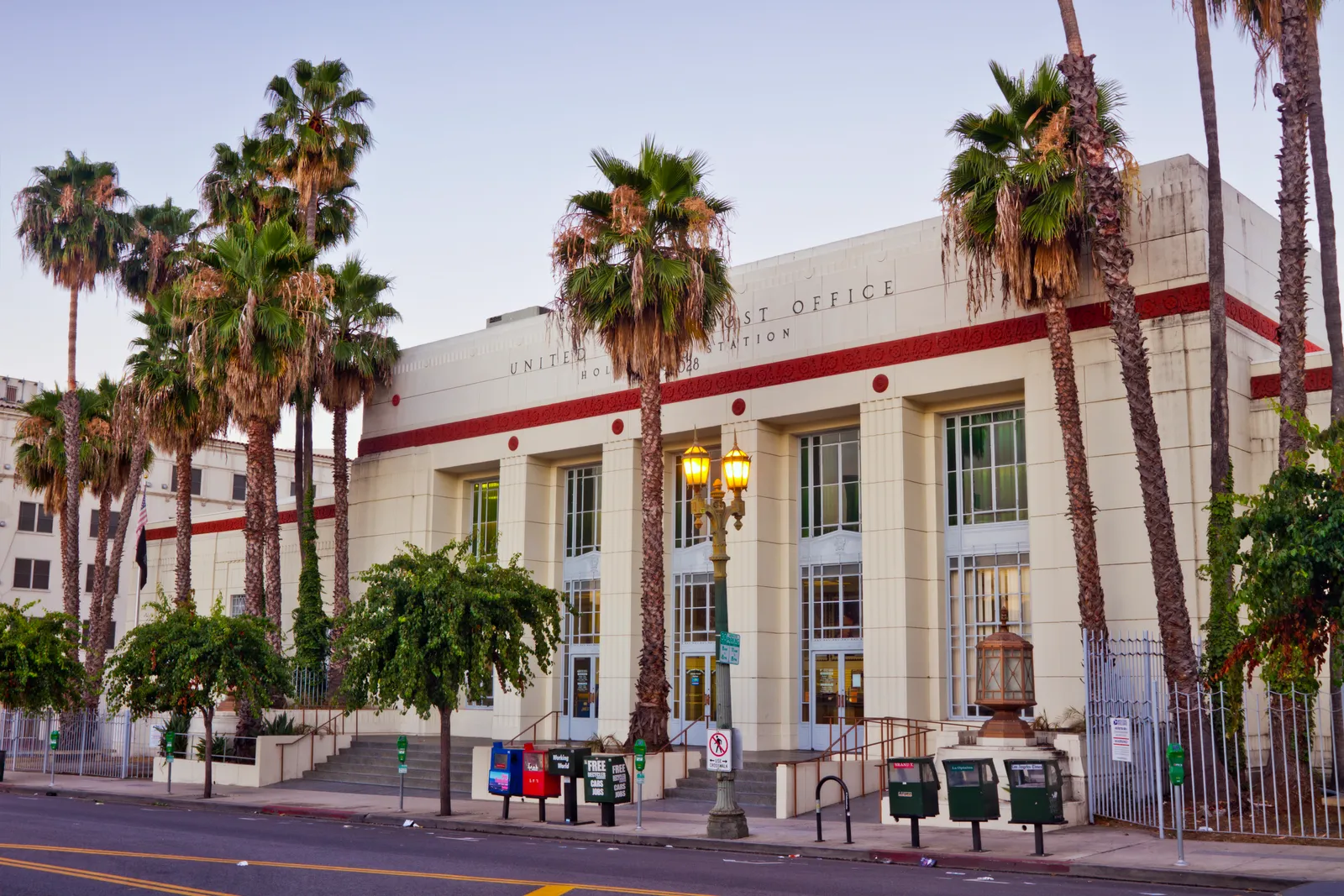 Los Angeles, California Năm 1937, Cơ quan quản lý tiến độ công trình, một cơ quan Thỏa thuận mới tuyển dụng người Mỹ cho các dự án công trình công cộng, đã ủy quyền cho Claud Beelman thiết kế một bưu điện ở Los Angeles. Kết quả: một kiệt tác Art Deco sắp xếp hợp lý nằm dọc theo hai đại lộ mang tính biểu tượng nhất của thành phố, Sunset và Hollywood. Tòa nhà hầu như không thay đổi so với khi nó được thiết kế lần đầu tiên và hiện nằm trong Sổ đăng ký Địa điểm Lịch sử Quốc gia.