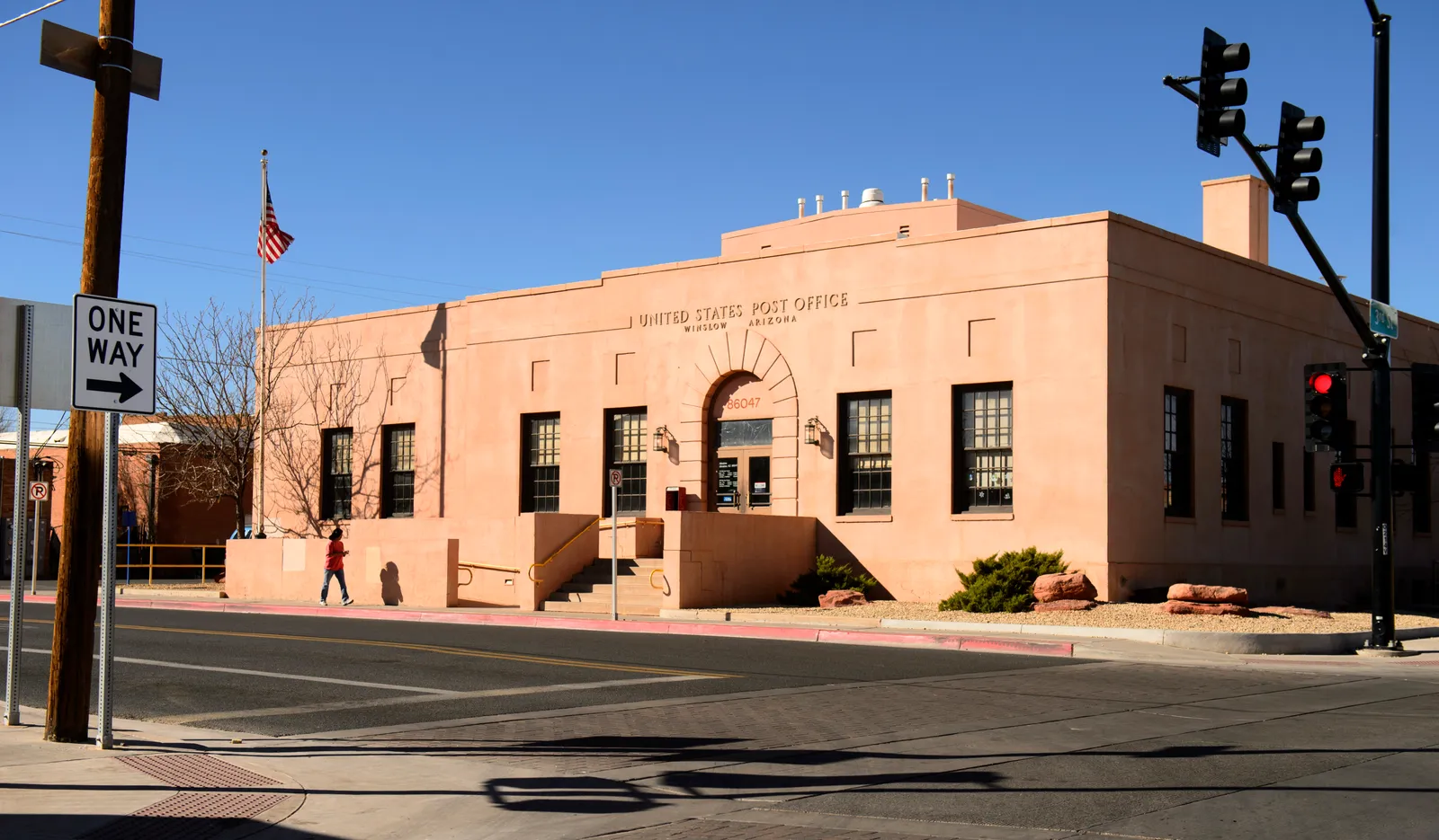 Winslow, Arizona Louis A. Simon, kiến ​​trúc sư của bưu điện lấy cảm hứng từ gạch không nung này, đã cống hiến phần lớn sự nghiệp của mình cho các công trình công cộng. Làm việc tại Văn phòng Kiến trúc sư Giám sát của Bộ Tài chính Hoa Kỳ, ông đã làm việc trên nhiều tòa nhà đáng chú ý trên khắp đất nước, bao gồm tòa nhà IRS và Thư viện và Bảo tàng Tổng thống Franklin D. Roosevelt.