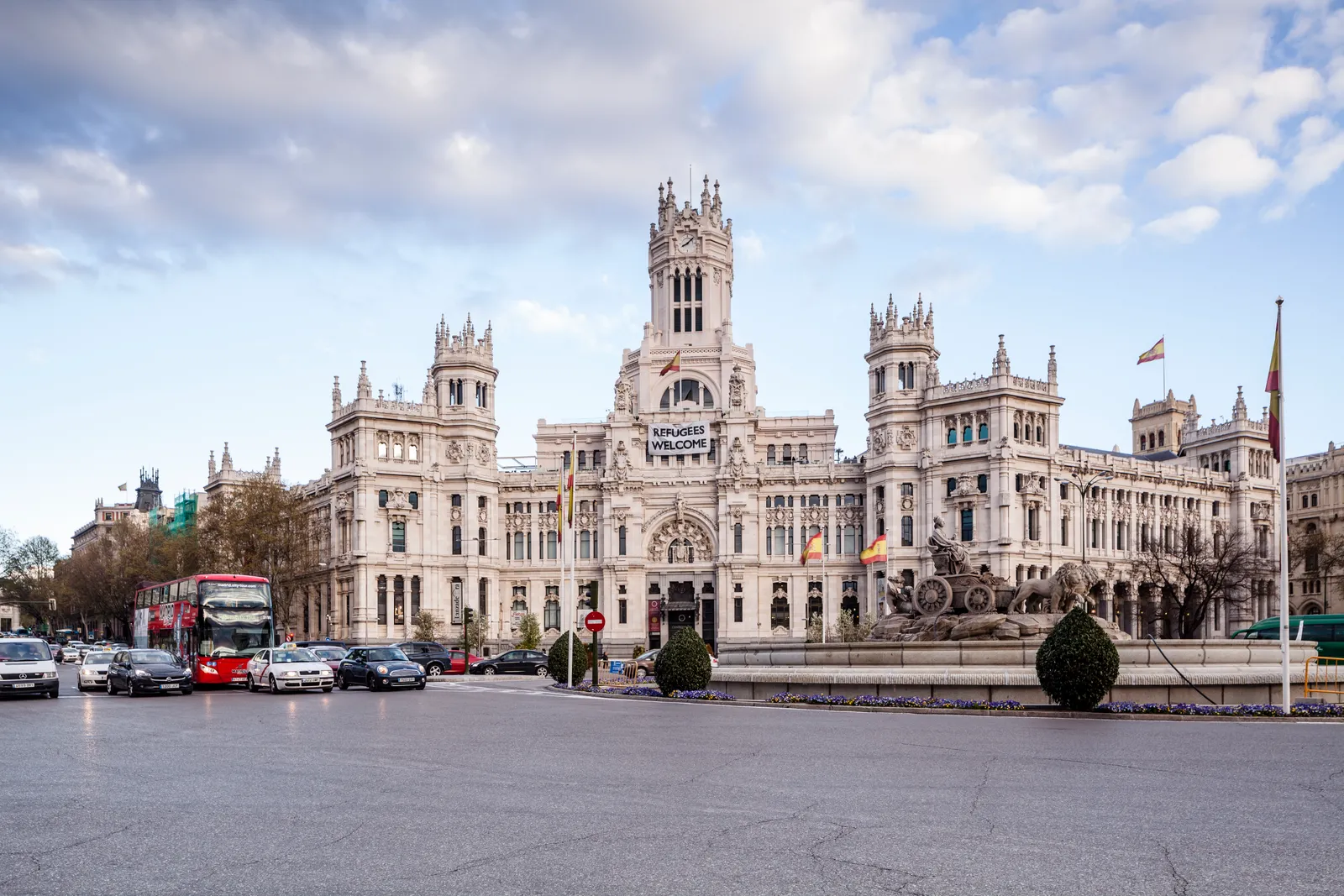 Madrid, Tây Ban Nha Được gọi là Palacio de Comunicaciones—có nghĩa là “cung điện liên lạc”—tòa nhà có kiến ​​trúc bằng đá này chắc chắn đã sắp xếp và chuyển phát thư từ trong một công trình kiến ​​trúc đồ sộ. Tòa nhà từng là bưu điện chính của thành phố, mặc dù hiện nay nó là trung tâm văn hóa và tòa thị chính.
