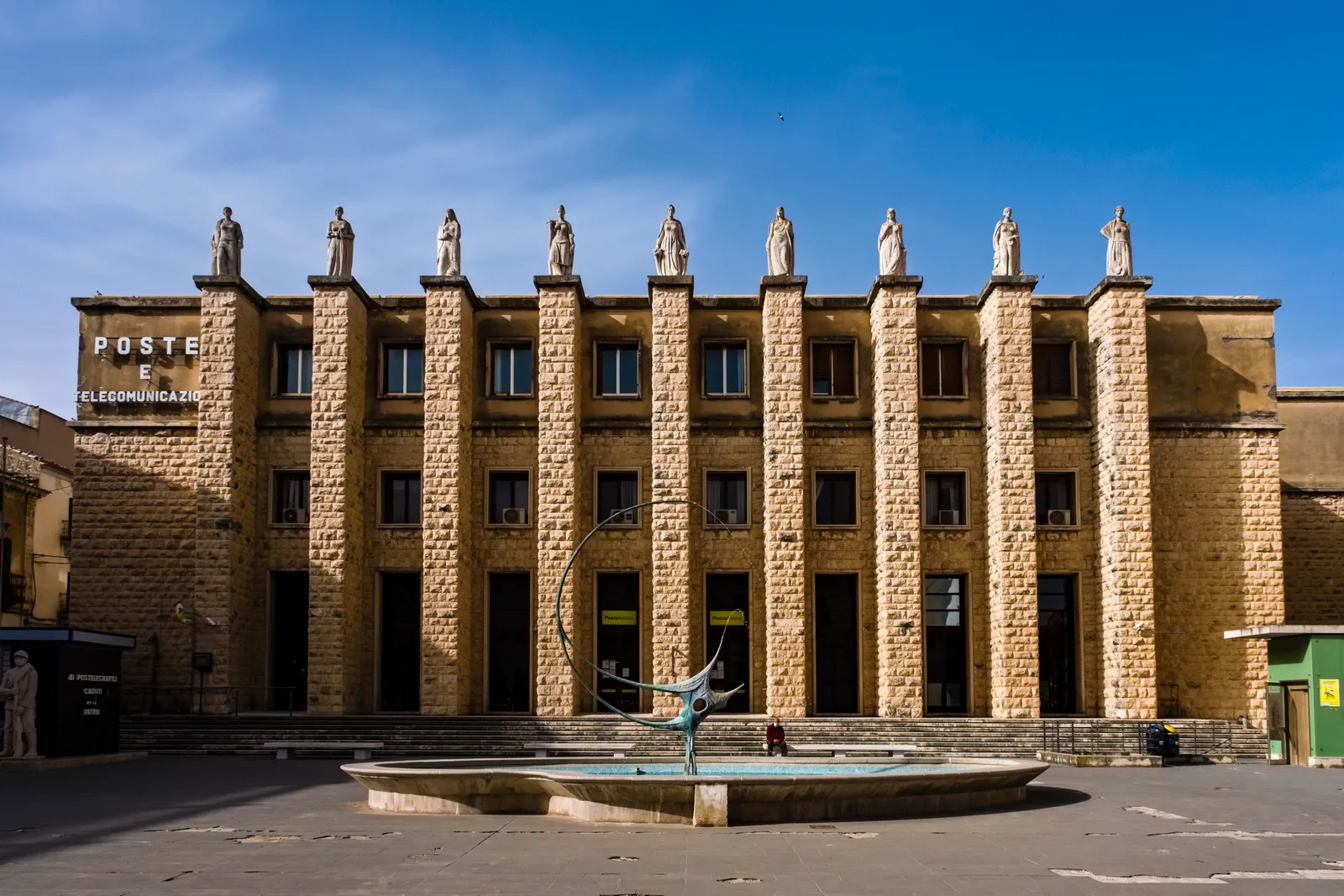 Ragusa, Ý Nằm ở Ragusa, Sicily, mặt tiền đối xứng, đồ sộ của bưu điện này là một ví dụ điển hình về kiến ​​trúc hoàng gia. Francesco Fichera thiết kế tòa nhà, trong khi Corrado Vigni chịu trách nhiệm về chín tác phẩm điêu khắc trên đỉnh tòa nhà. Cấu trúc hiện được chỉ định là một di sản văn hóa Sicilia.