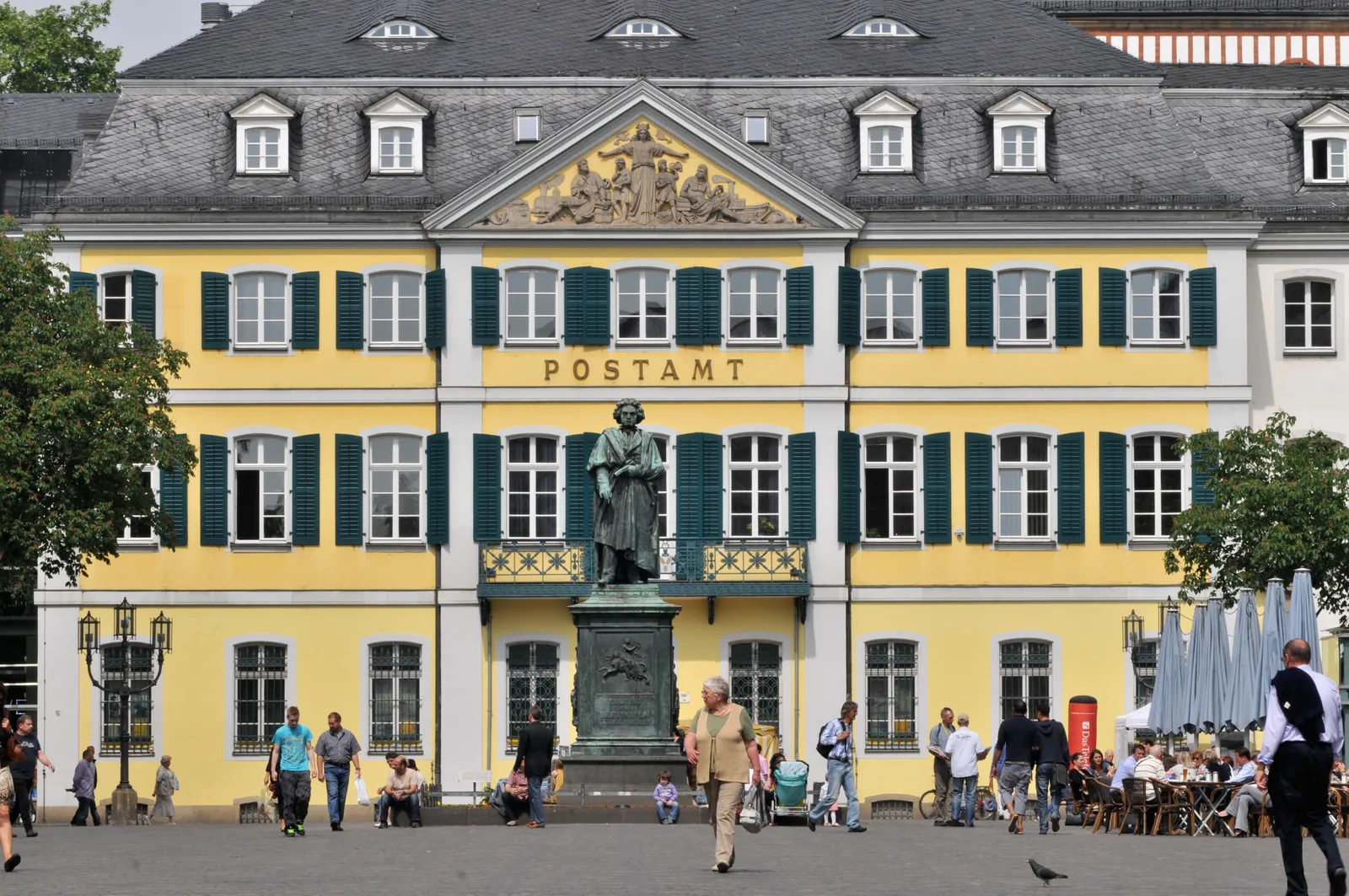 Bon, Đức Nằm trên Münsterplatz, một quảng trường ở Bonn, bưu điện màu vàng này đầy quyến rũ. Được gọi là Bưu điện Chính, đây là bưu điện chính của thành phố từ năm 1877 đến năm 2008; trước đó nó được sử dụng làm cung điện thành phố cho Franz Egon von Fürstenberg-Stammheim. Trên thực tế, một số người vẫn gọi tòa nhà là Cung điện Fürstenberg. Ngay phía trước cấu trúc là bức tượng của một trong những cư dân nổi tiếng nhất của Bonn: Ludwig van Beethoven.