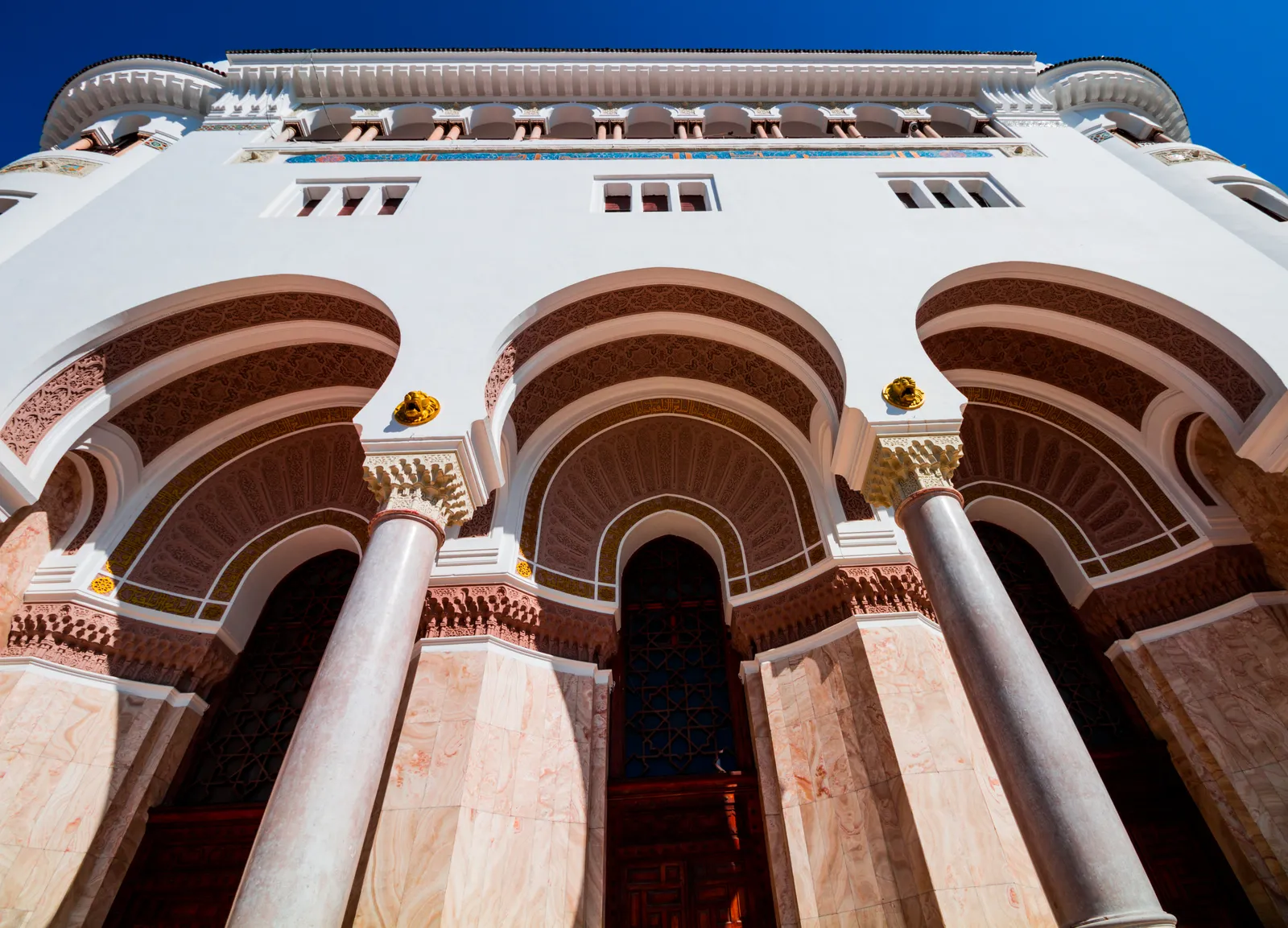 Algiers, Algeria Được thiết kế bởi kiến ​​trúc sư Jules Voinot và Marius Toudoire, Bưu điện Trung tâm Algiers được xây dựng vào năm 1910. Là một ví dụ đáng chú ý về kiến ​​trúc Moorish, tòa nhà đã được chính quyền địa phương chuyển đổi thành bảo tàng về lịch sử bưu chính và viễn thông ở Algeria vào năm 2015 .