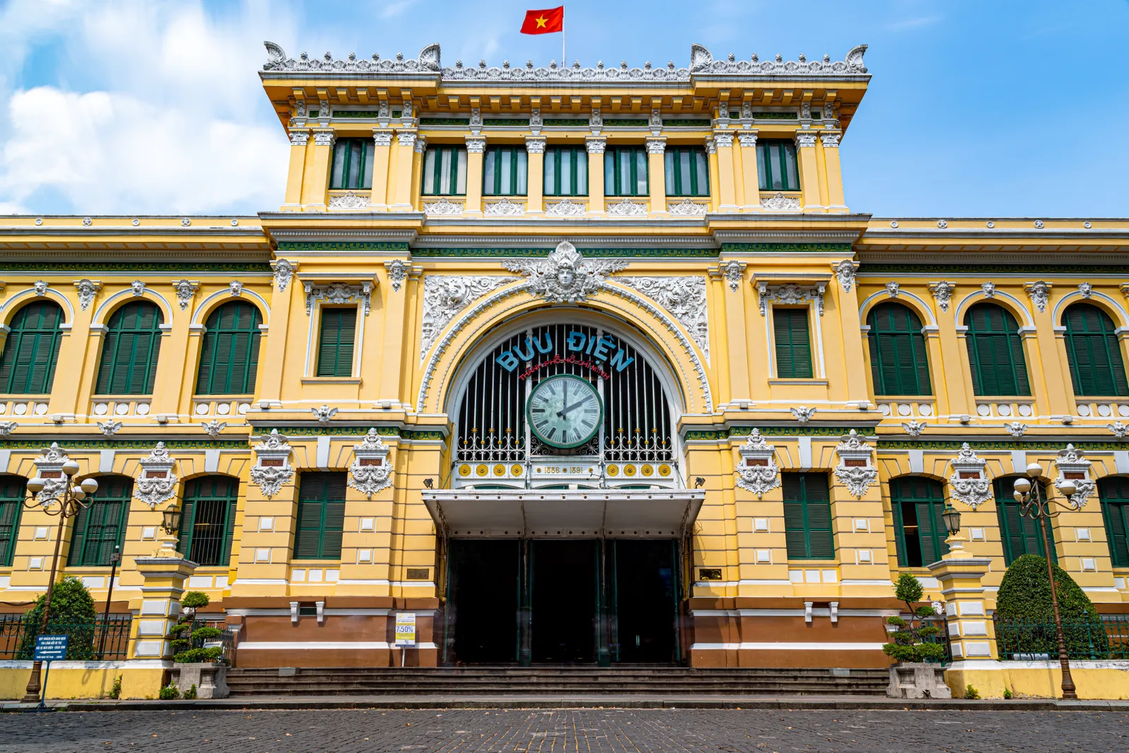 Thành phố Hồ Chí Minh, Việt Nam Mặt tiền màu vàng và cửa chớp màu xanh lá cây của Bưu điện Trung tâm Sài Gòn tại Thành phố Hồ Chí Minh đã biến tòa nhà không chỉ thành một bưu điện mà còn là một điểm thu hút khách du lịch. Cấu trúc này được thiết kế bởi Alfred Foulhoux vào cuối những năm 1880 khi Việt Nam là một phần của Đông Dương thuộc Pháp và do đó có nhiều yếu tố của phong cách kiến ​​trúc phục hưng, gothic và các phong cách Pháp khác.