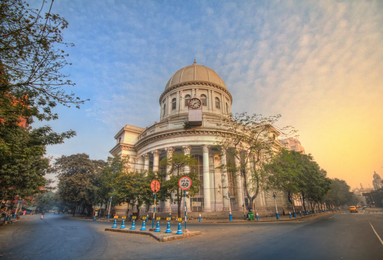 Kolkata, Ấn Độ Là bưu điện trung tâm của Kolkata và bưu điện chính của Tây Bengal, Tổng cục Bưu điện Kolkata chịu trách nhiệm về hầu hết các thư đến và đi khỏi thành phố. Tòa nhà tân cổ điển có từ năm 1864 và được thiết kế bởi Walter B. Grenville, người từng là kiến ​​trúc sư tư vấn cho chính phủ Ấn Độ.