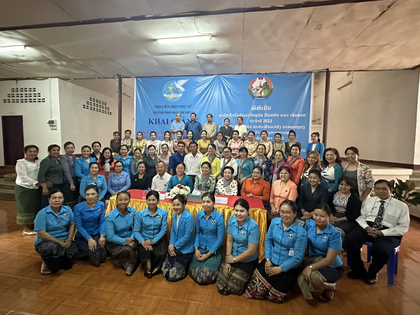 Đoàn Hội LHPN TPHCM tại lễ khai giảng 2 lớp đào tại nghề cho phụ nữ thủ đô Viêng Chăn