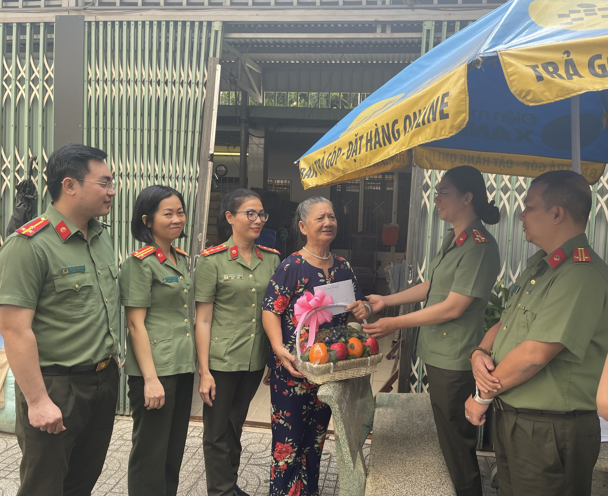 Lãnh đạo Phòng ANCTNB tặng quà cho một cán bộ hưu trí có hoàn cảnh khó khăn.