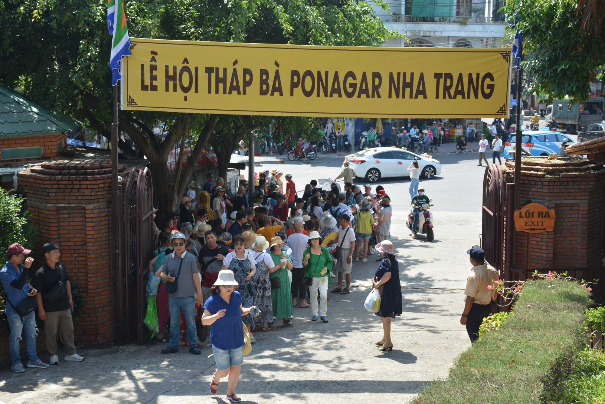 Đông đảo khách thập phương tham gia Lễ hội Tháp Bà Ponagar