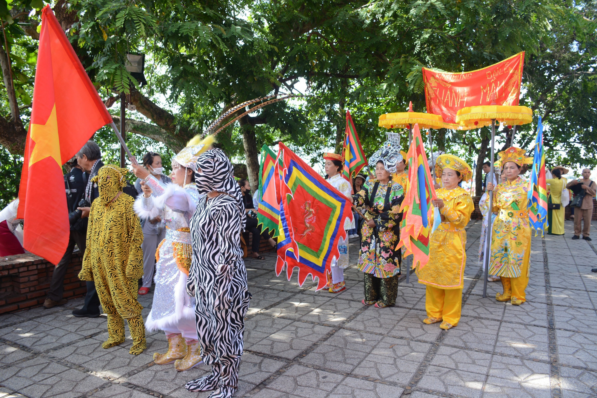 Bên cạnh việc dâng lễ, dâng hương các đoàn cũng sẽ biểu diễn múa dâng Mẫu trong trang phục truyền thống.