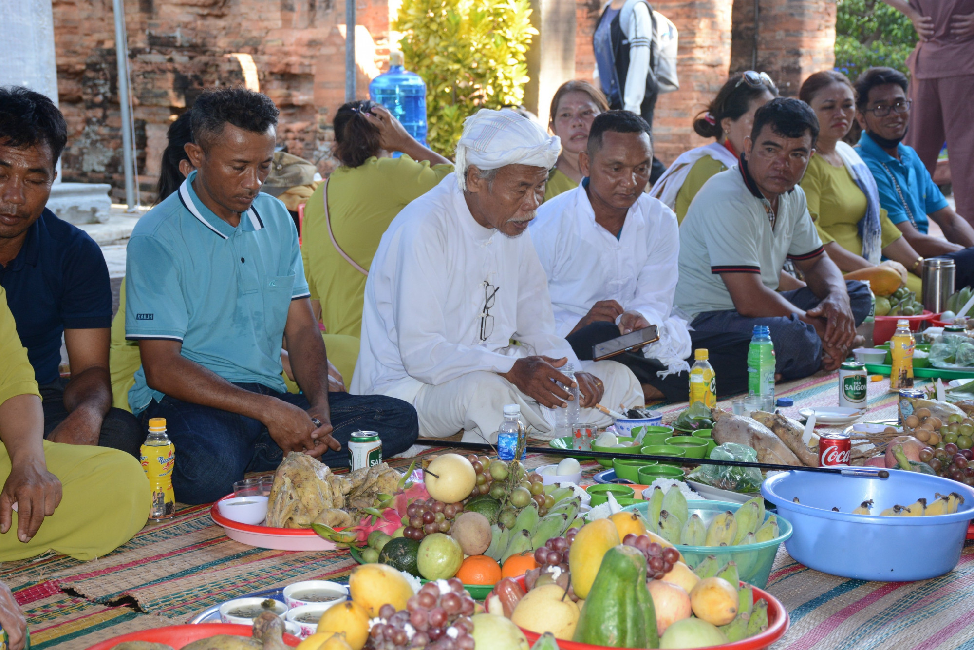 Nhiều gia đình đồng bào Chăm có mặt rất sớm tại khuôn viên Tháp Bà Ponagar để làm lễ Tạ ơn do được Thánh Mẫu che chở trong năm qua. 