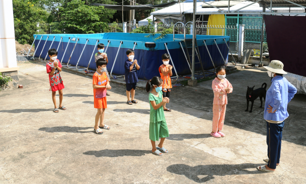 Một lớp dạy bơi miễn phí cho trẻ em ở huyện Tháp Mười, tỉnh Đồng Tháp - ẢNH: HUỲNH LỢI
