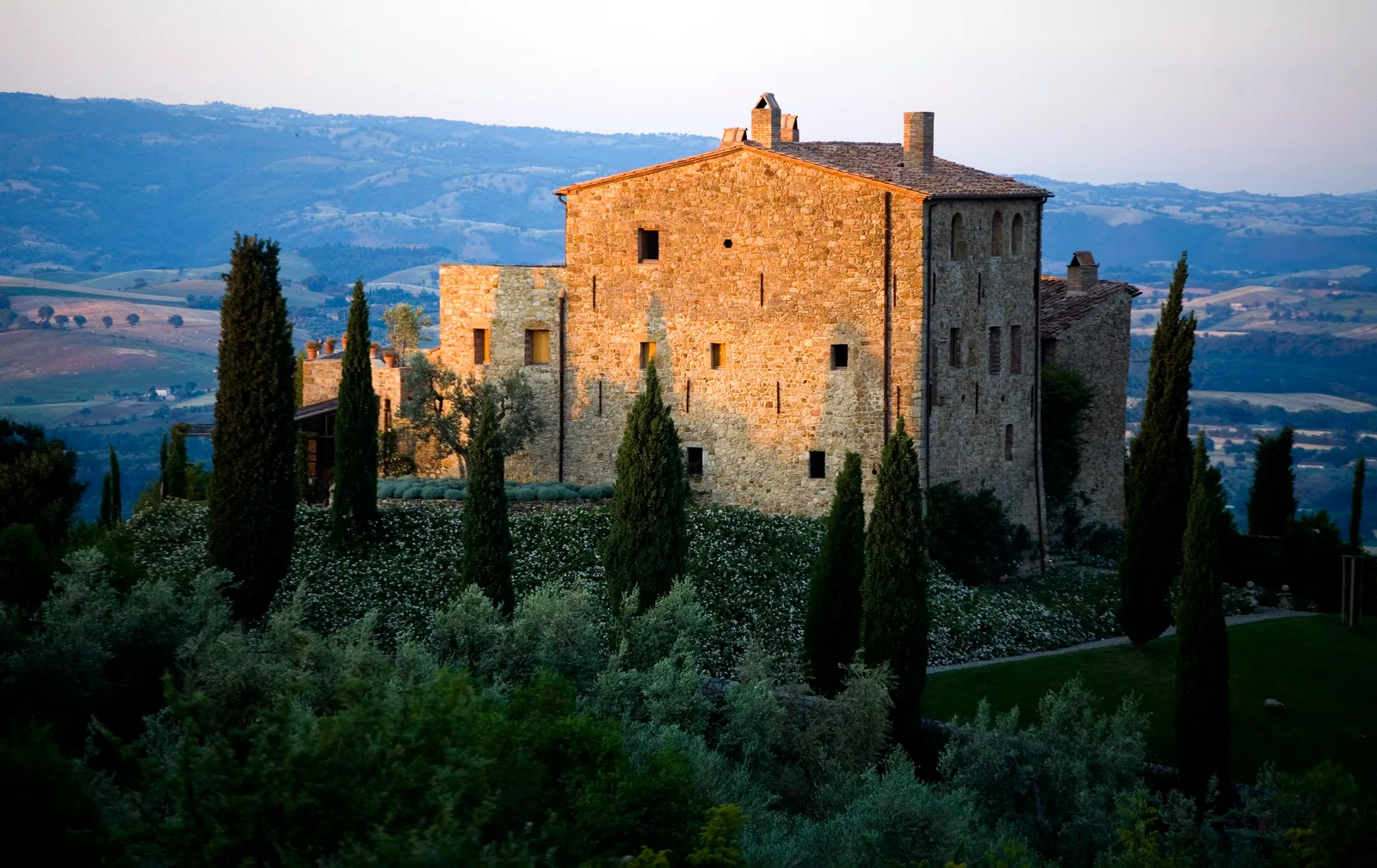 Castello Di Vicarello, Maremma, Ý Castello Di Vicarello dành cho những người muốn được đưa đến những ngọn đồi thoai thoải và những vườn ô liu mà không bỏ lại những thứ xa hoa thời hiện đại. Lâu đài thế kỷ 12 có kiến ​​trúc đồng quê cổ của Ý—chẳng hạn như những bức tường gạch và đá lộ ra ngoài, cửa vòm và mái nhà bằng gỗ—được bổ sung bởi sự kết hợp trang nhã của đồ nội thất cổ và hiện đại. Tất cả những điều này đi kèm với một liên lạc phương Đông, bắt nguồn từ những năm chủ sở hữu đã sống ở Indonesia.