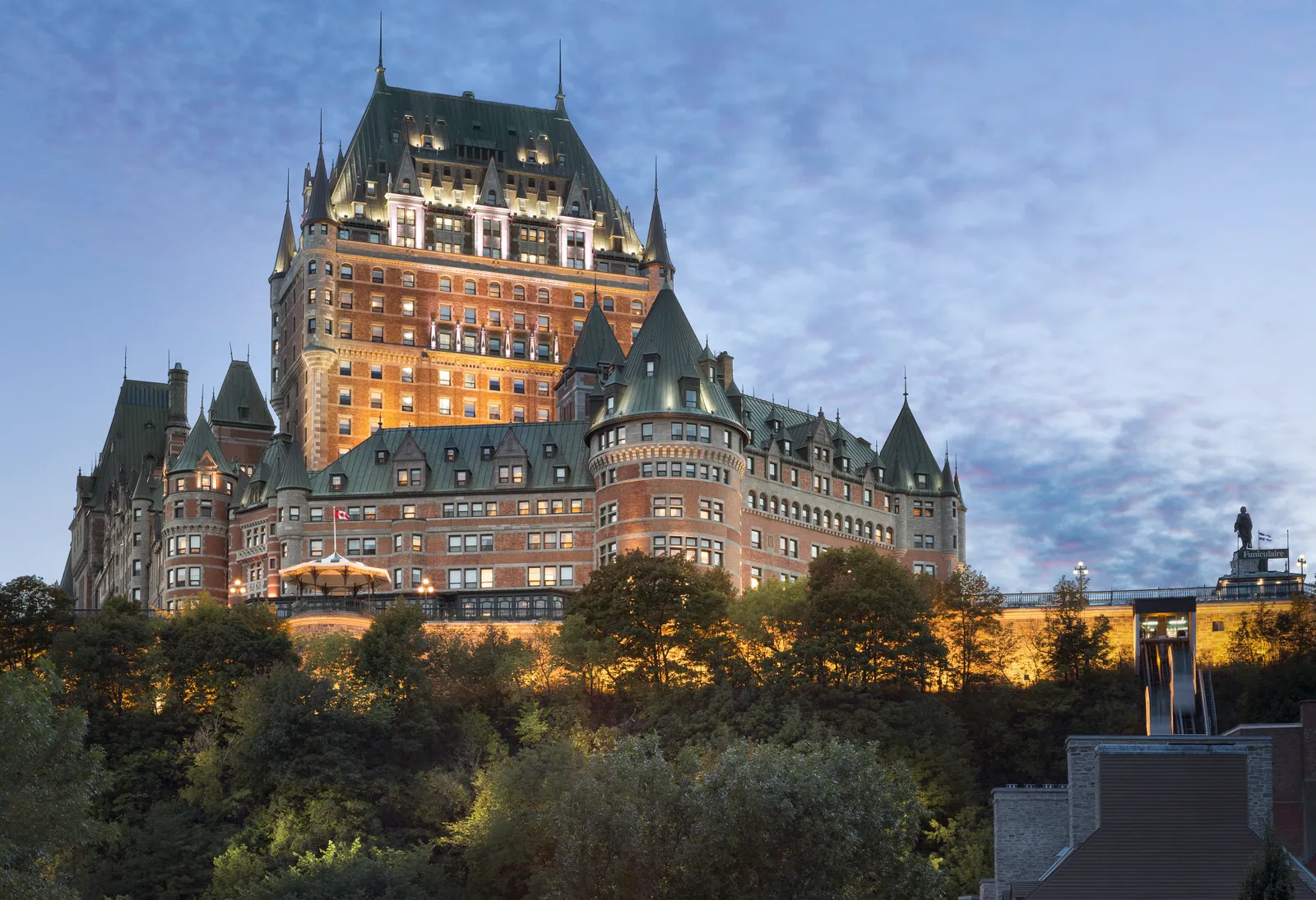 Fairmont Frontenac, Québec, Canada Khi chủ tịch của Đường sắt Canada Thái Bình Dương mở lâu đài vào năm 1893 để thu hút crème de la crème của thế giới đến Quebec, ông muốn nó trở thành một biểu tượng. Anh ấy đã thành công: Frontenac Quebec hiện là khách sạn được chụp ảnh nhiều nhất trên thế giới. Từ thời Cấm rượu, khi người Mỹ đến uống rượu, đến Thế chiến II, khi Winston Churchill và Franklin D. Roosevelt đưa ra chiến lược cho các chiến dịch của quân Đồng minh, khách sạn có khá nhiều giai thoại gắn liền. Hiện là tài sản của Fairmont, khách sạn kiểu Châteauesque này kết hợp kiến ​​trúc Gothic-Revival và Beaux-Arts. Khách sạn khổng lồ gồm 611 phòng này có spa, một số nhà hàng và tầm nhìn ra Sông St. Lawrence cũng như Khu Phố Cổ của thành phố.