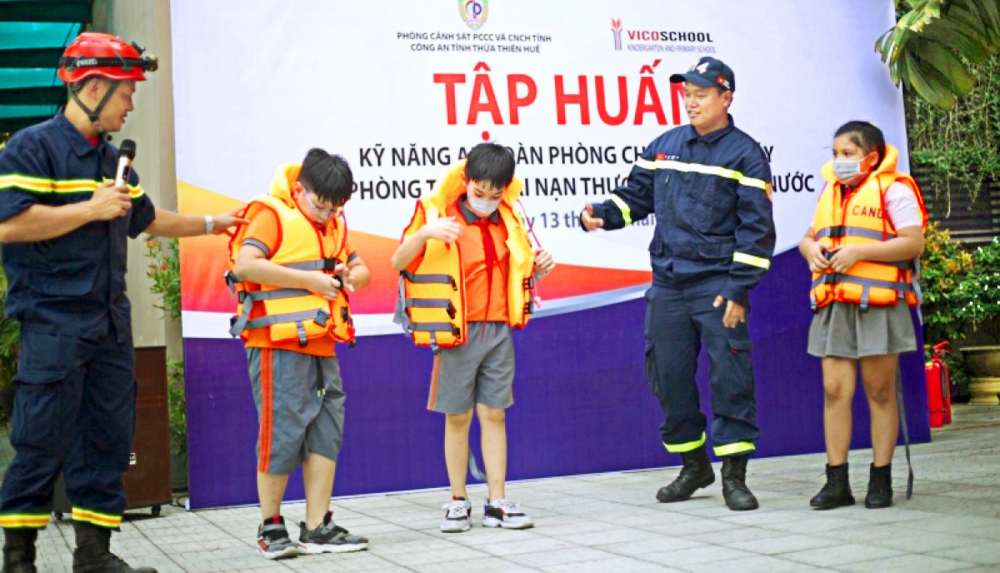  Cán bộ Phòng Cảnh sát phòng cháy, chữa cháy và Cứu hộ, cứu nạn, Công an tỉnh Thừa Thiên - Huế tập huấn cho học sinh về kỹ năng xử trí khi gặp nạn dưới nước - ẢNH: THUẬN HÓA