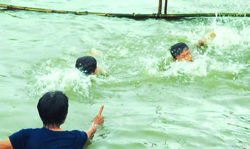 Vào mùa hè, trẻ rất dễ gặp tai nạn đuối nước (trong ảnh: Một buổi dạy thực hành kỹ năng chống đuối nước cho trẻ em ở tỉnh Đồng Tháp) ẢNH: HUỲNH LỢI