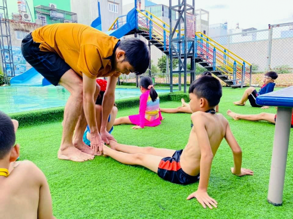 Lớp dạy bơi miễn phí cho con em công nhân ở phường Bình Hưng Hòa B, quận Bình Tân, TPHCM. Việc trang bị kỹ năng bơi lội và sinh tồn dưới nước giúp trẻ tránh được tai nạn đuối nước - ẢNH: SƠN VINH