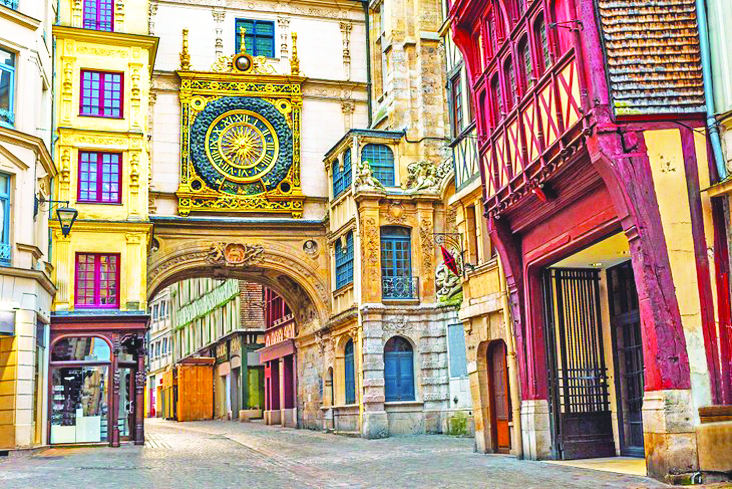 Một góc khu phố cổ với tháp đồng hồ  Gros-Horloge Rouen mang tính biểu tượng  ở Rouen - ẢNH: INTERNET
