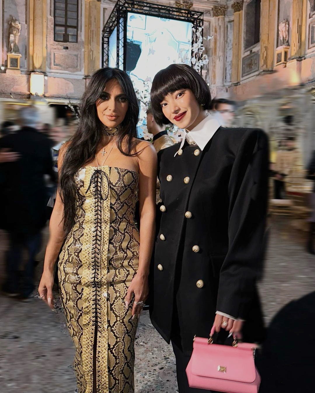 Châu Bùi hội ngộ Kim Kardashian tại tiệc VIP của Dolce & Gabbana ở Milan Fashion Week.