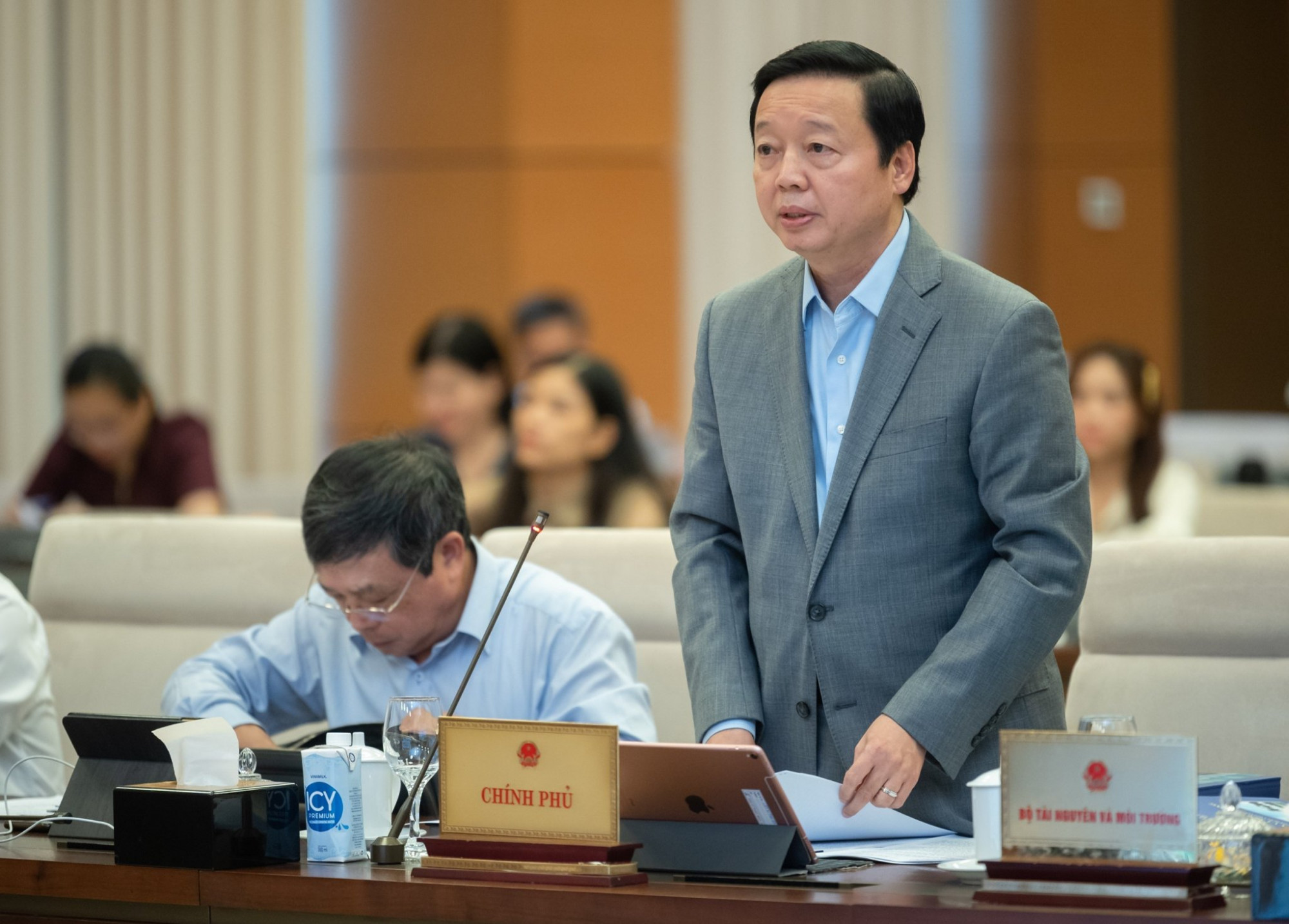 Phó thủ tướng Trần Hồng Hà trình bày báo cáo của Chính phủ về dự thảo Luật Đất đai (sửa đổi)