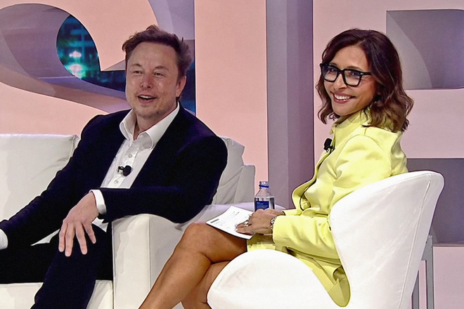 Giám đốc điều hành Twitter, Elon Musk cùng trò chuyện với bà Linda Yaccarino - chủ tịch mảng quảng cáo toàn cầu và quan hệ đối tác của NBC, tại hội nghị tiếp thị POSSIBLE vào 18/4/2023,tại bang Florida, Mỹ. (Ảnh: NBCUniversal)
