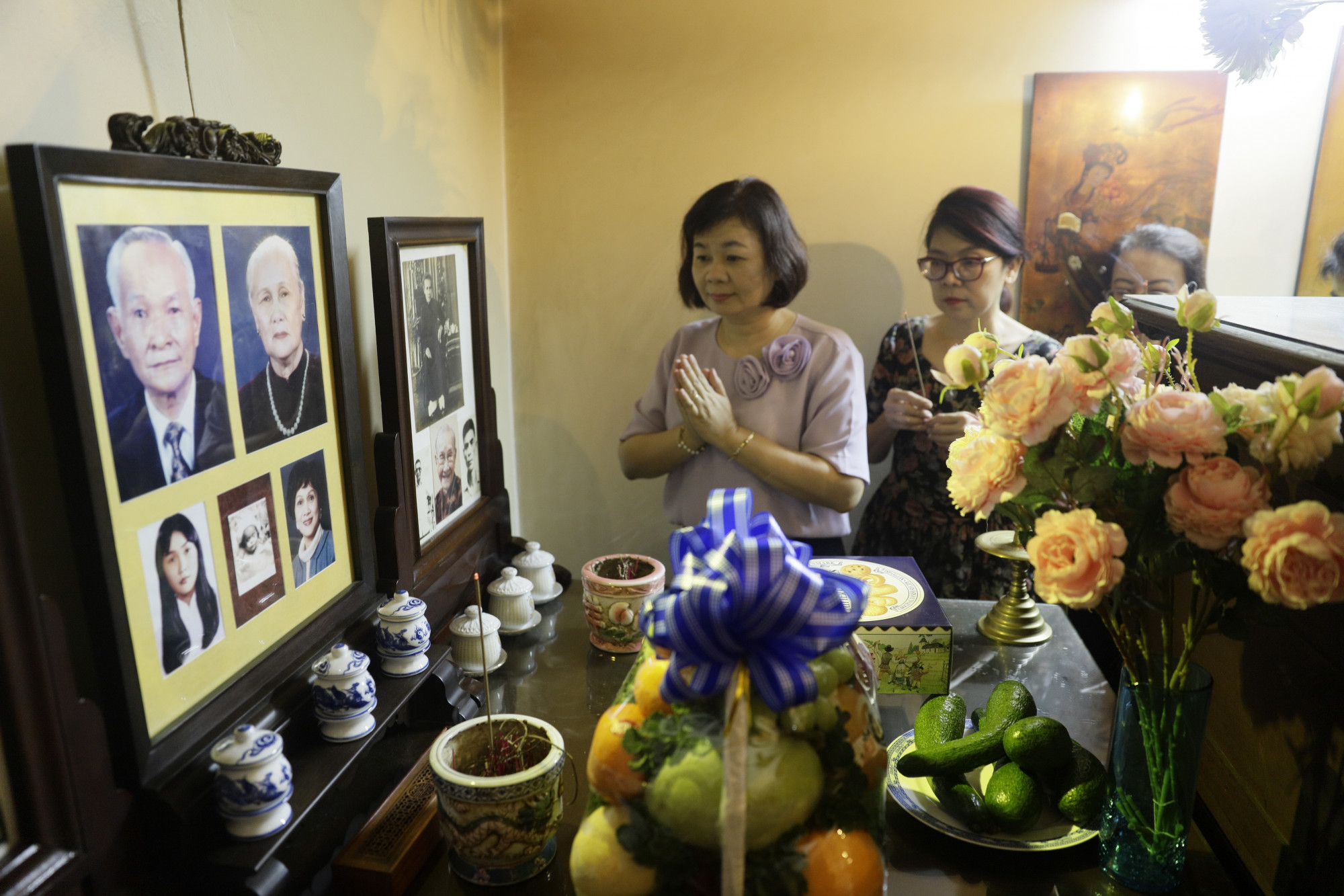 Tổng biên tập Lý Việt Trung thắp hương tưởng nhớ