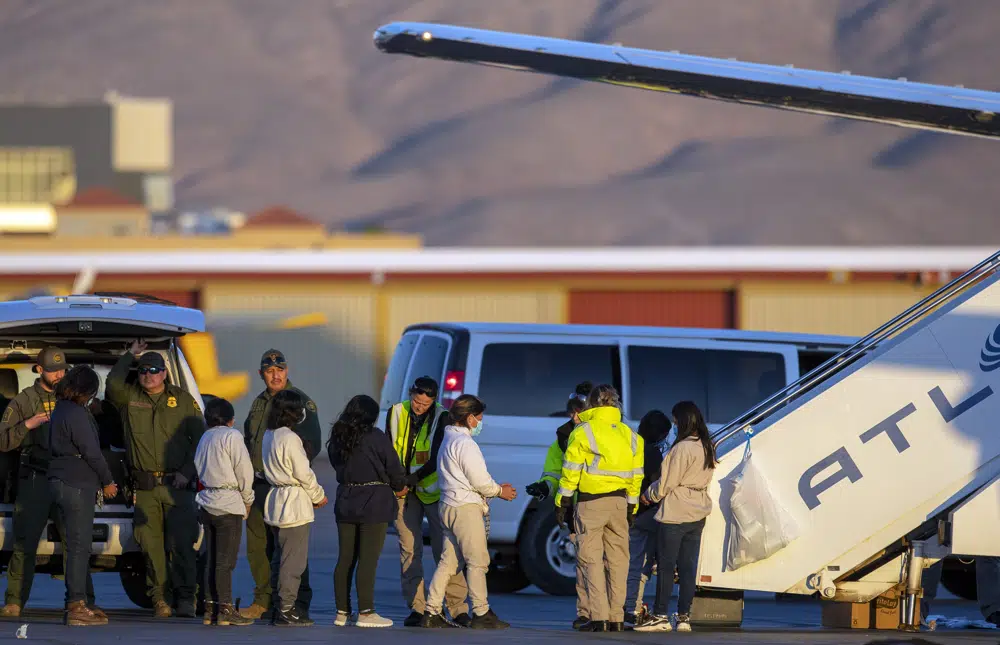 Những người di cư bị xiềng xích lên chuyến bay hồi hương của Cơ quan Thực thi Di trú và Hải quan Mỹ tới Guatemala ở El Paso, Texas vào ngày 5/10. (Ảnh: AP)