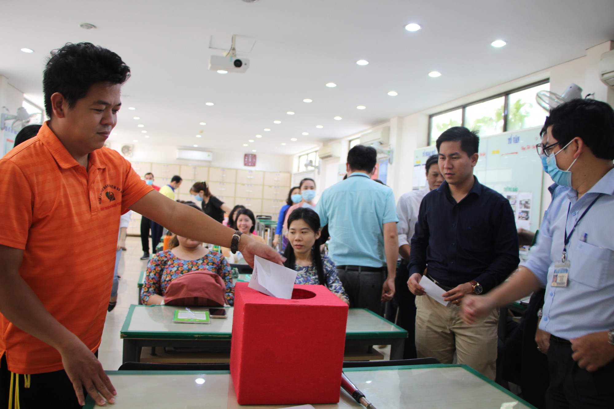 Giáo viên Trường THCS Nguyễn Du (quận 1) bỏ phiếu chọn sách giáo khoa 