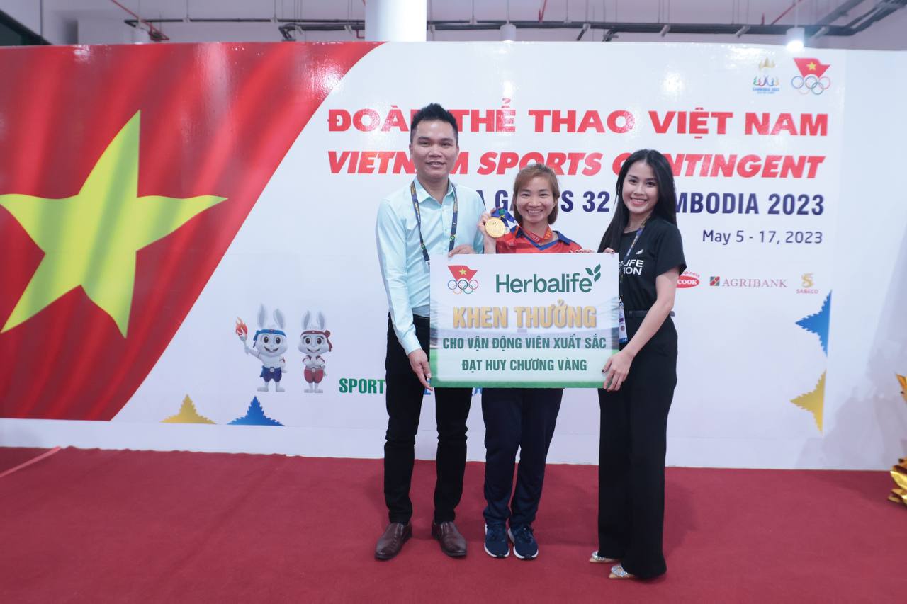 Herbalife Việt Nam thưởng nóng cho vận động viên điền kinh Nguyễn Thị Oanh - Ảnh: Herbalife Việt Nam