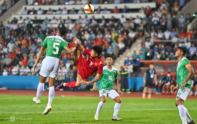 Văn Tùng (áo đỏ) trong trận Việt Nam thắng Indonesia 3-0 tại vòng bảng SEA Games 31 ngày 6/5/2022 trên sân Việt Trì, Phú Thọ - Ảnh: Giang Huy