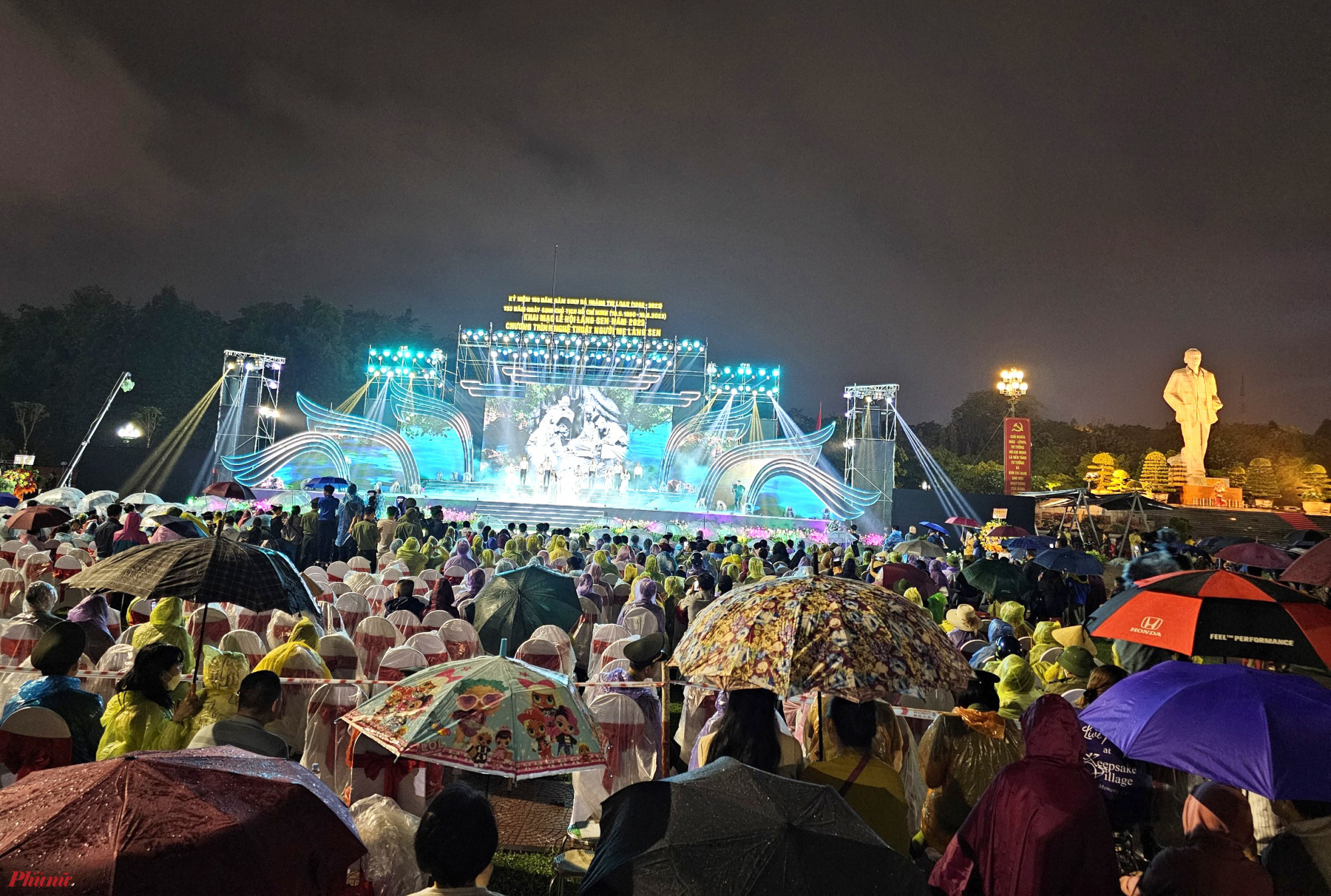 Hàng ngàn người dân Nghệ An đội mưa xem Chương trình nghệ thuật Người mẹ Làng Sen - Ảnh: Phan Ngọc
