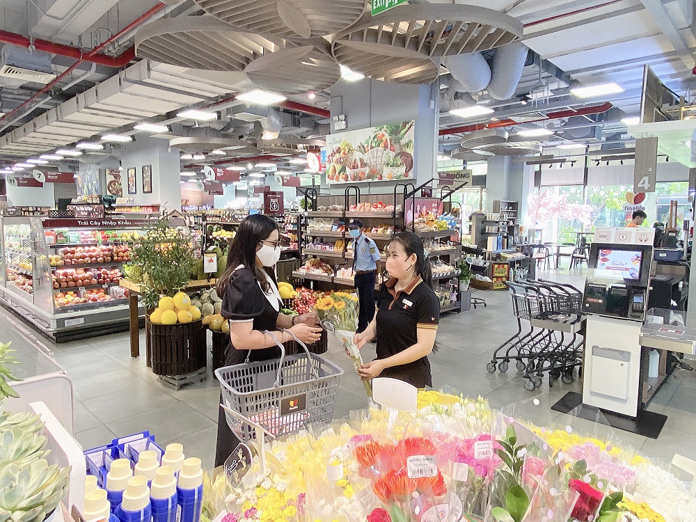 Khách hàng chọn mua hoa tại siêu thị Finelife dành tặng mẹ với chương trình khuyến mãi hấp dẫn - Ảnh: Quang Định