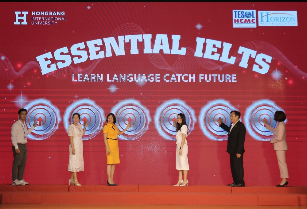 Các đại biểu cùng thực hiện kích hoạt English Zone của chương trình Essential IELTS vừa được triển khai tại HIU - Ảnh: HIU